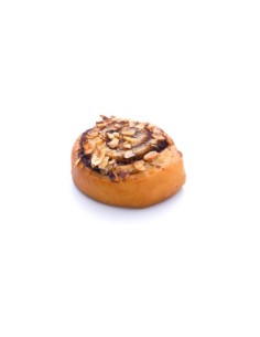 Caracola con chocolate y decorada con avellanas laminadas, prefermentada y elaborada con masa danesa